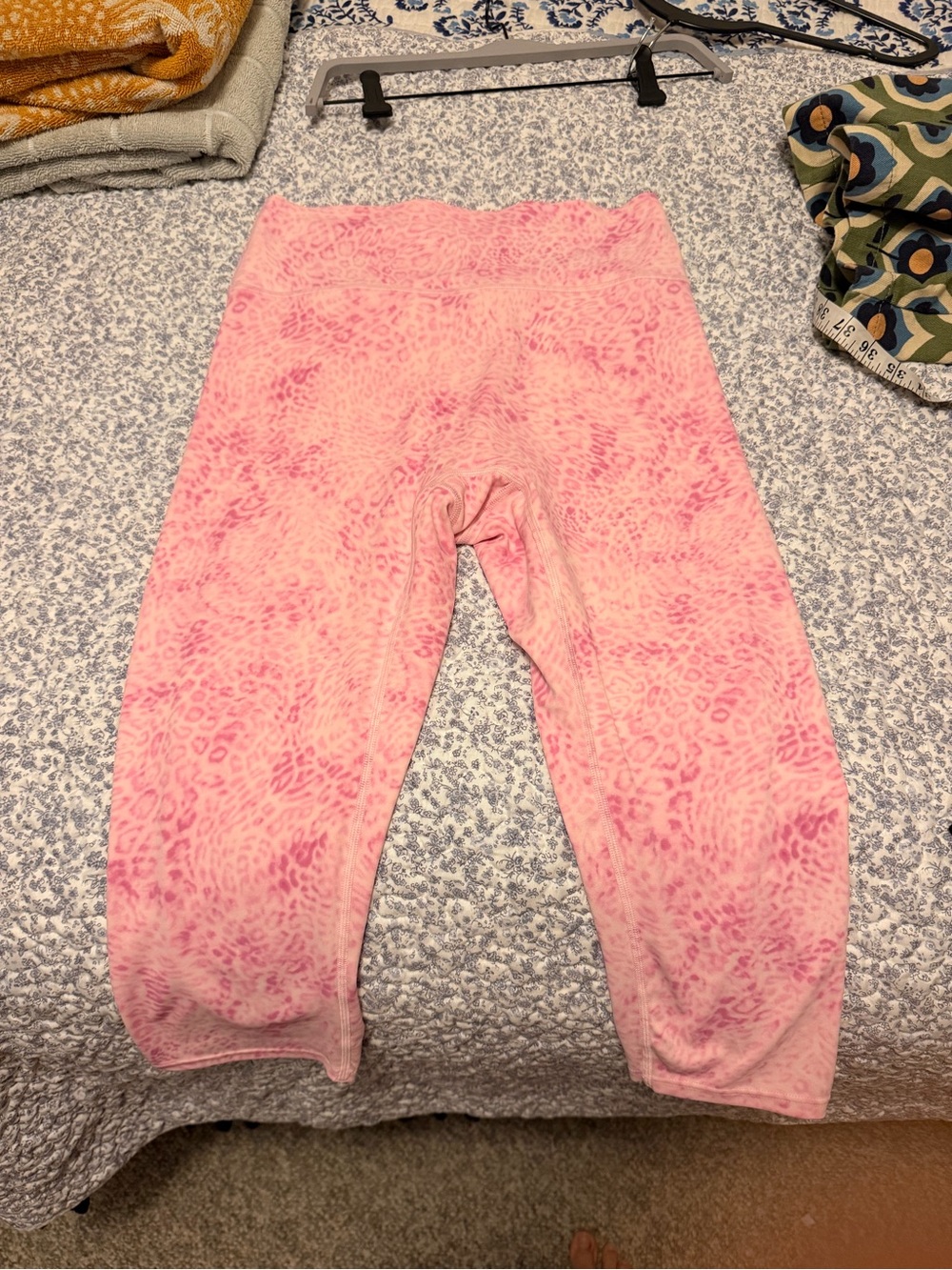 Victoria’s Secret Pink leopard pattern leggings